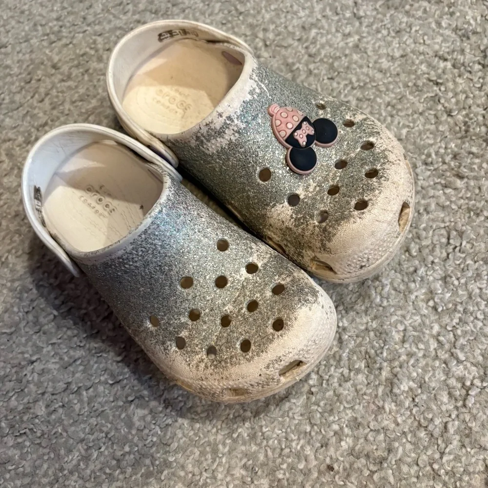 Crocs White Silver Kids Glitter Clogs with Minnie Mouse Charm Sz 12